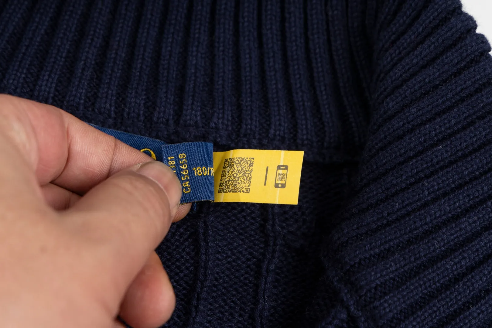 P260 #R98 RALPH LAUREN Ralph Lauren nine-color classic small label embroidery logo full zipper knitted cable cardigan sweater, high-density LOGO embroidery on the chest, original customization of tag accessories. Made of pure cotton yarn, pure cotton is skin-friendly and comfortable, small label war horse embroidered twist zipper cardigan sweater 🐎 high quality, follow the blogger to learn how to wear it! Let’s buy a Ralph Lauren cable sweater. It’s a super hard-to-find series after it became popular. It’s hard to find one on the official website. It’s simple and practical to wear, with a lazy and loose feel. The thickened fabric has more texture, feels soft and delicate, and has a loose fit. Whether worn alone or layered, you can wear different styles of fashion with just one piece!   Size：XS S M L
